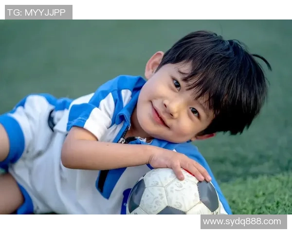 男孩为何对足球明星情有独钟背后的心理与社会因素探讨 男孩为何对足球明星情有独钟背后的心理与社会因素探讨